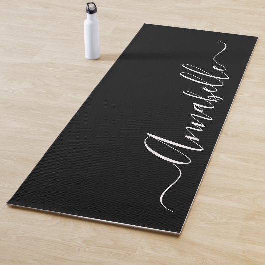 Zwart-witte yoga mat met persoonlijke naam (In situ)