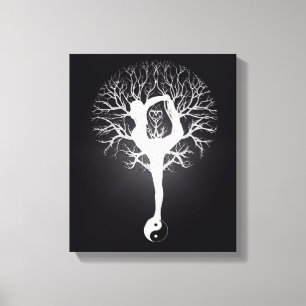 Zwart-witte yogoboom met vrouw en yin yang. canvas afdruk