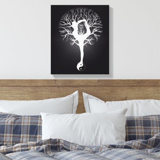 Zwart-witte yogoboom met vrouw en yin yang. canvas afdruk (Insitu (Slaapkamer))