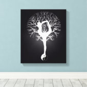 Zwart-witte yogoboom met vrouw en yin yang. canvas afdruk (Insitu (Houten vloer))