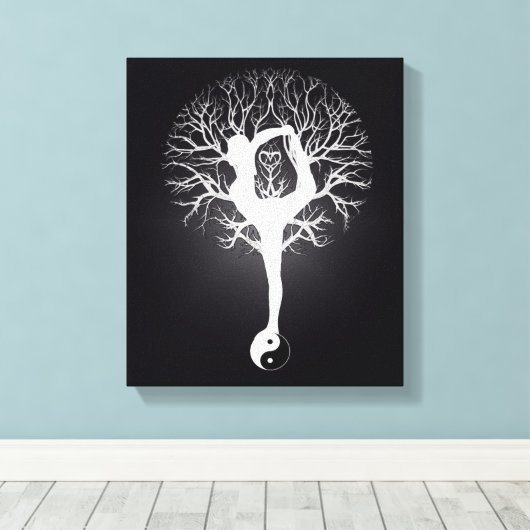 Zwart-witte yogoboom met vrouw en yin yang. canvas afdruk (Insitu (Houten vloer))