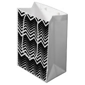 Zwart-witte zigzag Chevron Medium Cadeauzakje (Voorkant Gekanteld)