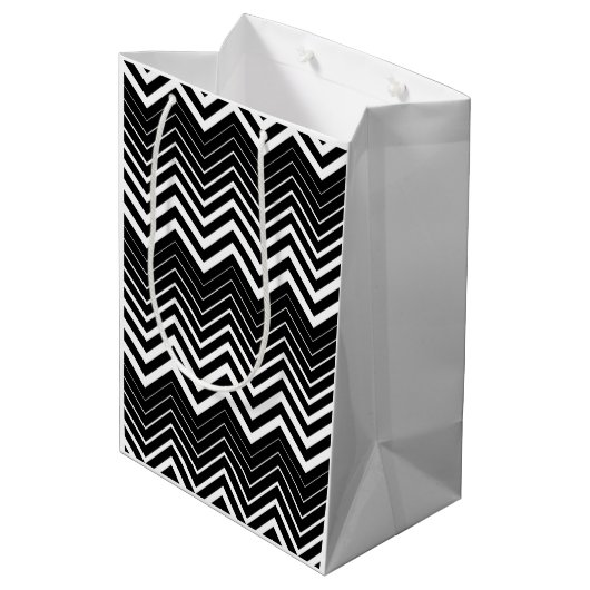 Zwart-witte zigzag Chevron Medium Cadeauzakje (Achterkant Gekanteld)