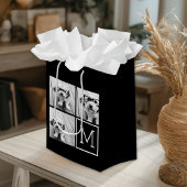 Zwart-witteinkfotocollage met monogram medium cadeauzakje