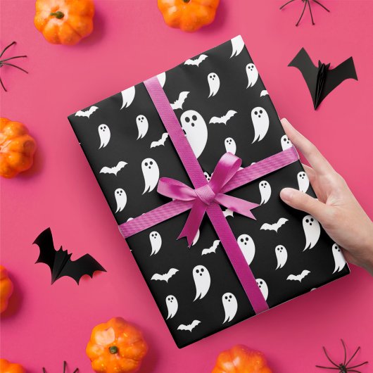 Zwart-wittekende halloween-host en vleermuizen cadeaupapier