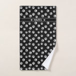 Zwart-wittekoppen Afdrukken Aangepaste handdoek<br><div class="desc">Waarom een versleten doek gebruiken om de poten van je hond schoon te maken na een modderwandeling? Hij zal net zo blij zijn om een fashionable, trendy, gepersonaliseerde handdoek te hebben (en niemand zal het ooit nog stelen om de keukenvloer schoon te maken)! Elegant zwart-wit afdrukpatroon. Naam om te personaliseren....</div>