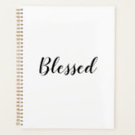 Zwart-wittekst aangepast aangepast script, schatti planner<br><div class="desc">Gezegend Grateful zwart-wit aangepaste script kalligrafie tekst moderne schattige elegante dankbaarheid Planner.  zwarte tekst op witte effen effen kleur achtergrond. Kleuren kunnen worden bewerkt. U kunt ervoor kiezen om het te laten zoals het is,  of het te personaliseren met jouw namen,  initialen,  jaar,  enz wellness-tijdschrift,  dagelijks dankbaarheidstijdschrift,  persoonlijk dagboek.</div>