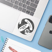 Zwart witvolleybal met naam schoolteam sticker (Laptop met iPhone)