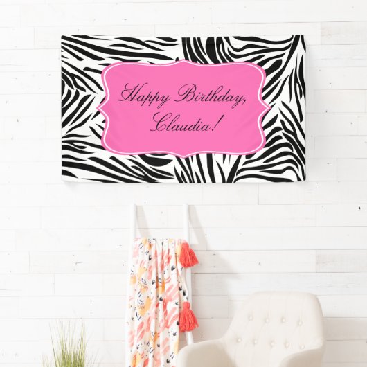 Zwart-witzebra afdrukken met warmroze verjaardag spandoek (Insitu)