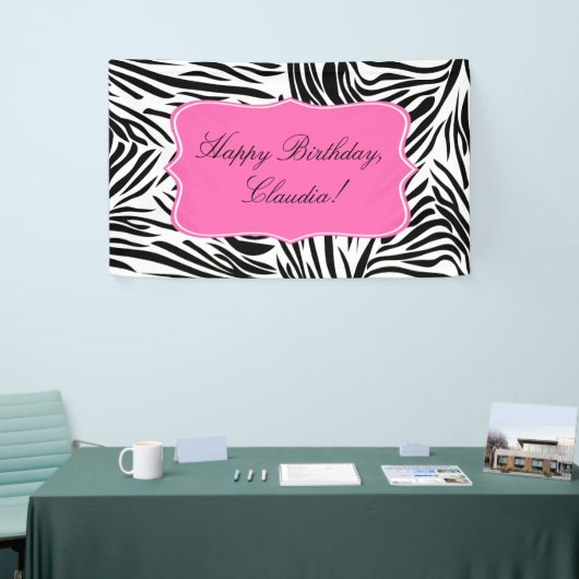 Zwart-witzebra afdrukken met warmroze verjaardag spandoek (Beurs)