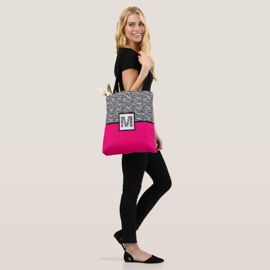 Zwart-witzebra Afdrukmonogram | Roze warme roze Tote Bag (Op model)
