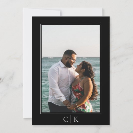 Zwart zeesterren monogram foto save the date (Achterkant)