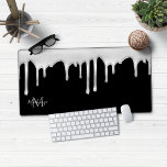 Zwart Zilver Chroom Metallic Drips Monogram Bureaumat<br><div class="desc">Girly Black and Silver Chrome Metallic Drips Monogram Muismat Desk Mat met onze trendy faux chrome druppels in chique lux zilver op een moderne zwarte achtergrond. Neem contact met ons op via cedarandstring@gmail.com als u hulp nodig hebt bij het ontwerp of de bijbehorende producten.</div>