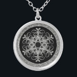 Zwart, zilver Glitter LOOK Snowflake Ketting<br><div class="desc">Dit feestelijke zwarte en zilveren ketting van de FAUX (PRINTED) glittersneeuwvlok komt overeen met de hieronder getoonde wintertrouwuitnodiging. Het zou een mooi cadeau zijn om je trouwfeesten zoals je bruidsmeisje van Honor,  Bridesmaids en Bloemenmeisje te geven,  of het te kopen om je winter- of kerstfeest-accessoires aan te vullen.</div>