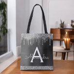 Zwart Zilver Glitter Sparkle Elegant Monogram Tote Bag<br><div class="desc">Luxe zilveren en zwarte faux sprankeling en glitter elegante monogram boekentas. Deze boekentas kan worden aangepast om uw initiaal en voornaam op te nemen en als cadeau te geven voor kerst,  lieve 16-verjaardag,  Vrijgezellenfeest of een bruiloft.</div>