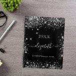 Zwart zilver glitter stof monogram 2025 planner<br><div class="desc">Zwarte achtergrond,  witte tekst. Versierd met faux zilver glitter stof. Personaliseer en voeg een jaar,  naam en een tekst/jaar toe.</div>