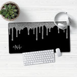 Zwart Zilver Sparkle Glitter Drips Monogram Bureaumat<br><div class="desc">Girly Black and Silver Sparkle Glitter Drips Monogram Muismat Desk Mat met onze trendy faux glitter druppels in chique lux silver op een moderne zwarte achtergrond. Neem contact met ons op via cedarandstring@gmail.com als u hulp nodig hebt bij het ontwerp of de bijbehorende producten.</div>