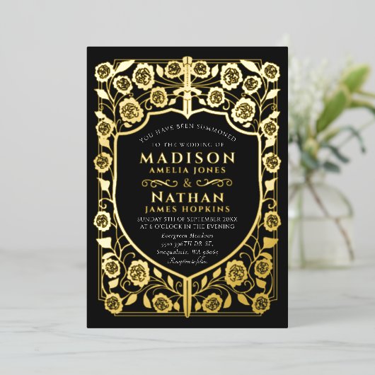 Zwart Zwaard Schild Middeleeuws Monogram Huwelijk Folie Uitnodiging (Staand Voorkant)