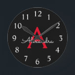 Zwart zwart script meisjesmonogram naam ronde klok<br><div class="desc">Rood en zwart Eenvoudig Script Monogram Naam Klok. Dit maakt het perfecte zoete 16-jarige verjaardagscadeau,  bruiloft,  vrijgezellenfeest,  jubileum,  baby shower of vrijgezellenfeest voor iemand die van glamoureuze luxe en chique stijlen houdt.</div>