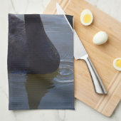 Zwart zwembad in dikke hond, theedoek (Quarter Fold)