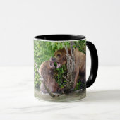 Zwarte 11 oz Combo Mok met grizzly beer & cubs (Voorkant rechts)