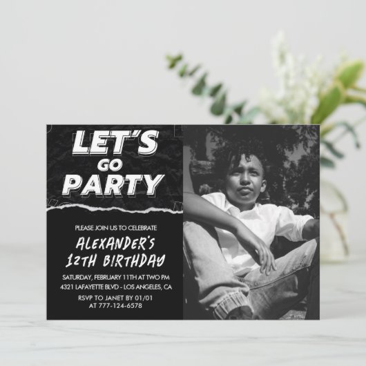 Zwarte 12e verjaardag uitnodigingen Boy Photo (Staand voorkant)