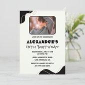 Zwarte 13e verjaardag uitnodigingen Boy Simple Pho (Staand voorkant)