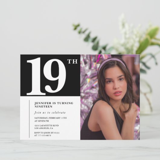 Zwarte 19e verjaardag uitnodigingen Meisje Chic Fo (Staand voorkant)