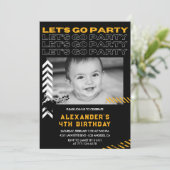 Zwarte 4e verjaardag uitnodigingen Boy Photo Spray (Staand voorkant)
