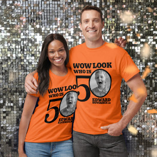 Zwarte 50ste verjaardag foto kijken wie is op gekl t-shirt