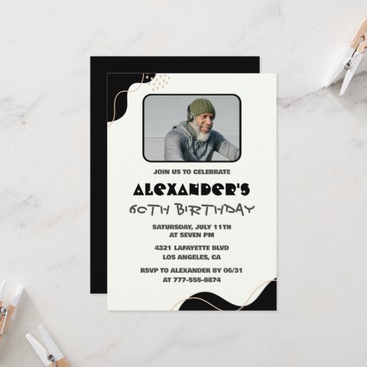 Zwarte 60ste verjaardagsuitnodigingen Mannen Eenvo Kaart (Voorkant / Achterkant in situ)