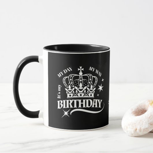 Zwarte Aangepaste Elegante Verjaardagskroon Typogr Mok (Met donut)