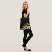 Zwarte achtergrond en gouden muzieknoten tote bag (Op model)