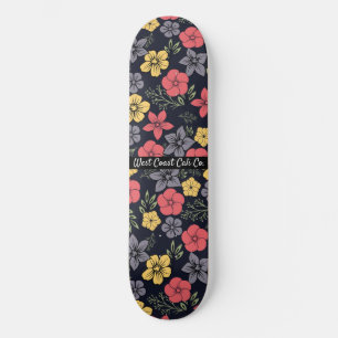 Zwarte achtergrond en kleurrijke vloerskateboard persoonlijk skateboard