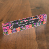 Zwarte achtergrond en naam kleurrijke bloemen naambordje (Zijkant)