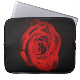 Zwarte achtergrond en rode roos laptop sleeve