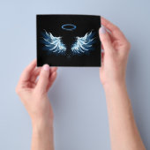 Zwarte achtergrond met blauwe gloeiende engelenvle flyer (Hand)