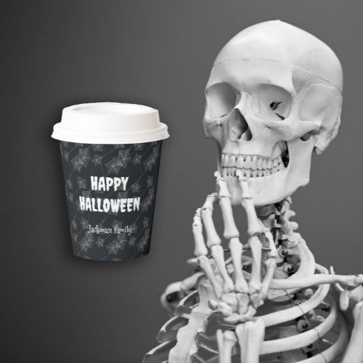 Zwarte achtergrond met spinnenwebben. . papieren bekers