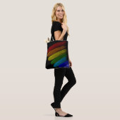 Zwarte achtergrond met strepen van regenboogkleure tote bag (Op model)