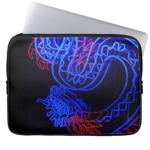 Zwarte achtergrond Neon Blue Dragon Bright Laptop Sleeve