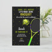 Zwarte achtergrond Tennis Birthday-uitnodigingen Kaart (Staand voorkant)