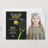 Zwarte achtergrond Tennis Birthday-uitnodigingen Kaart (Voorkant)