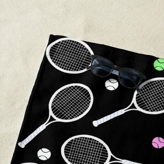 Zwarte achtergrond Tennis Racket Pattern Strandlaken (In situ)