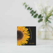 Zwarte achtergrond van gele zonnebloem Land Rustis Vierkante Visitekaartje (Staand voorkant)
