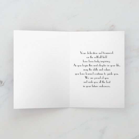 Zwarte afstudeerdop op een gele softbal kaart (Binnen)