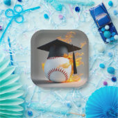 Zwarte afstudeerdop op een vlammende honkbal papieren bordje (Feest)