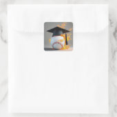 Zwarte afstudeerdop op een vlammende honkbal vierkante sticker (Tas)