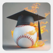 Zwarte afstudeerdop op een vlammende honkbal vierkante sticker (Voorkant)