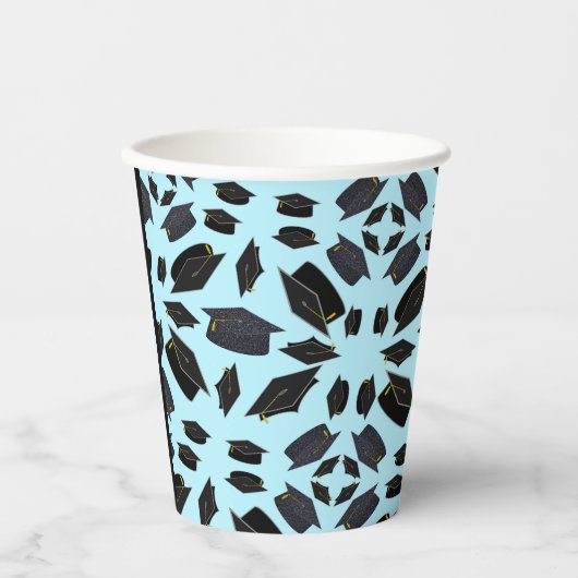 Zwarte afstudeerdoppen in de lucht Afstuderen Papieren Bekers (Voorkant)