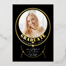 Zwarte afstudeerfoto met gouden lijst sieraden ins